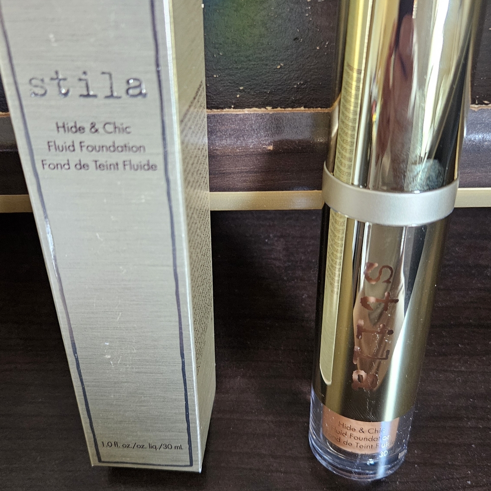 Stila Hide & Chic Fluid Foundation